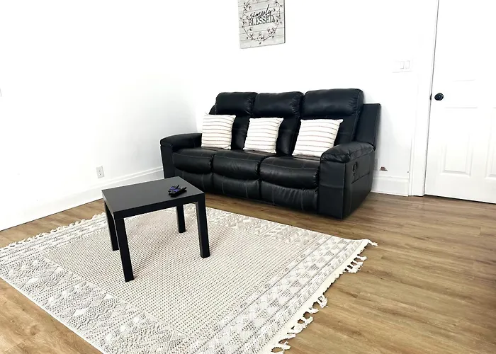 Downtown Retreat - Cozy First Floor
