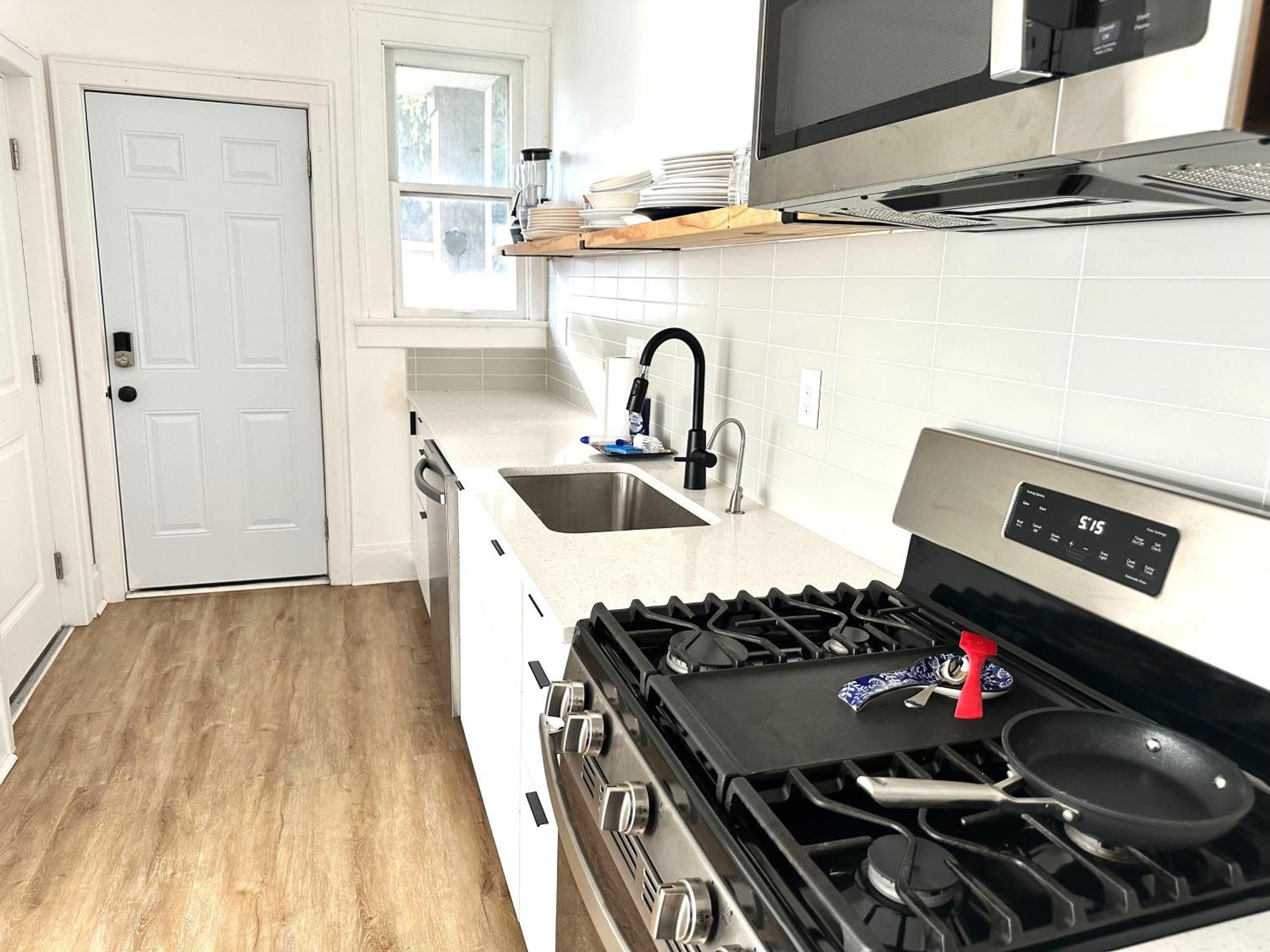 Downtown Retreat - Cozy First Floor Apartment *